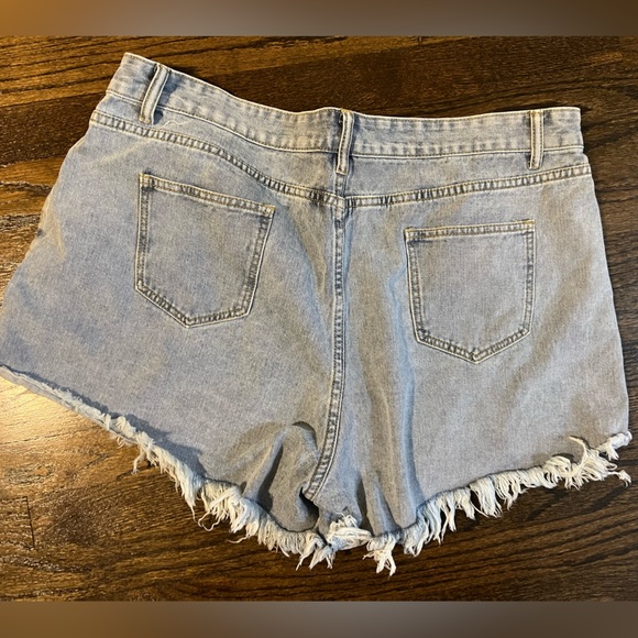 Distressed high waist jean shorts - Picture 2 of 2